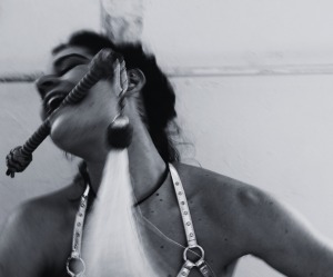 Découvrez Madame Jo, intervenante au Kink Study : fouet, pratiques corporelles, énergie et exploration du corps dans un cadre pédagogique et sex-positif.